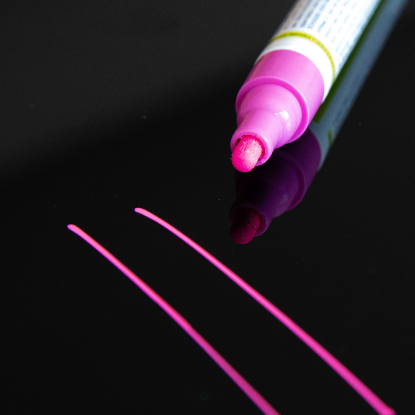 Marker roz neon 1.5mm pentru lucrări de vopsea