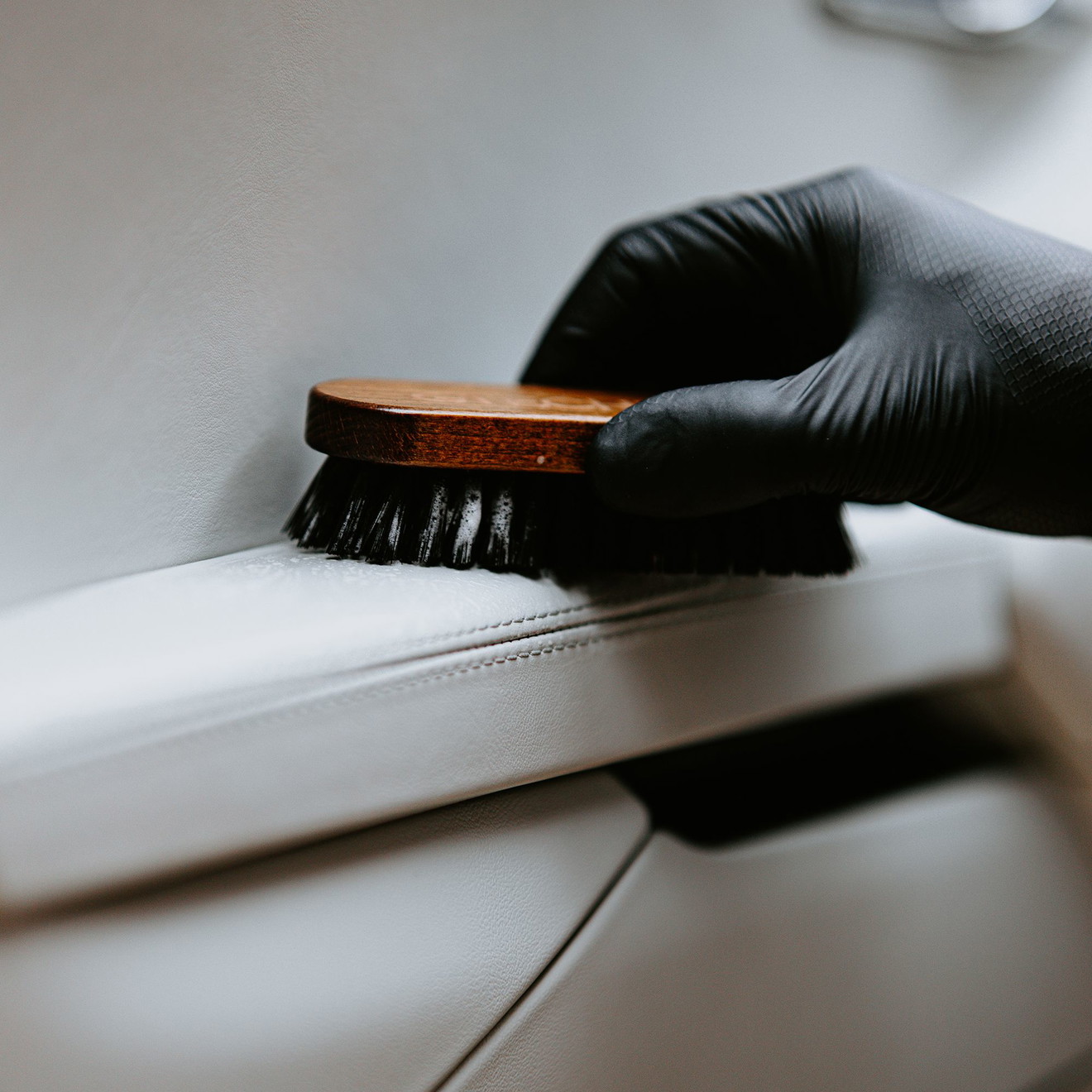 Gtechniq Leather Interior Brush - Ultimate Cleaner for Leather & Upholstery